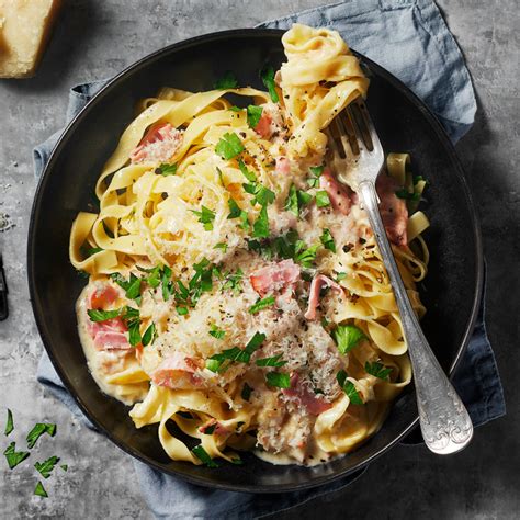 Pasta med ost och skinksås